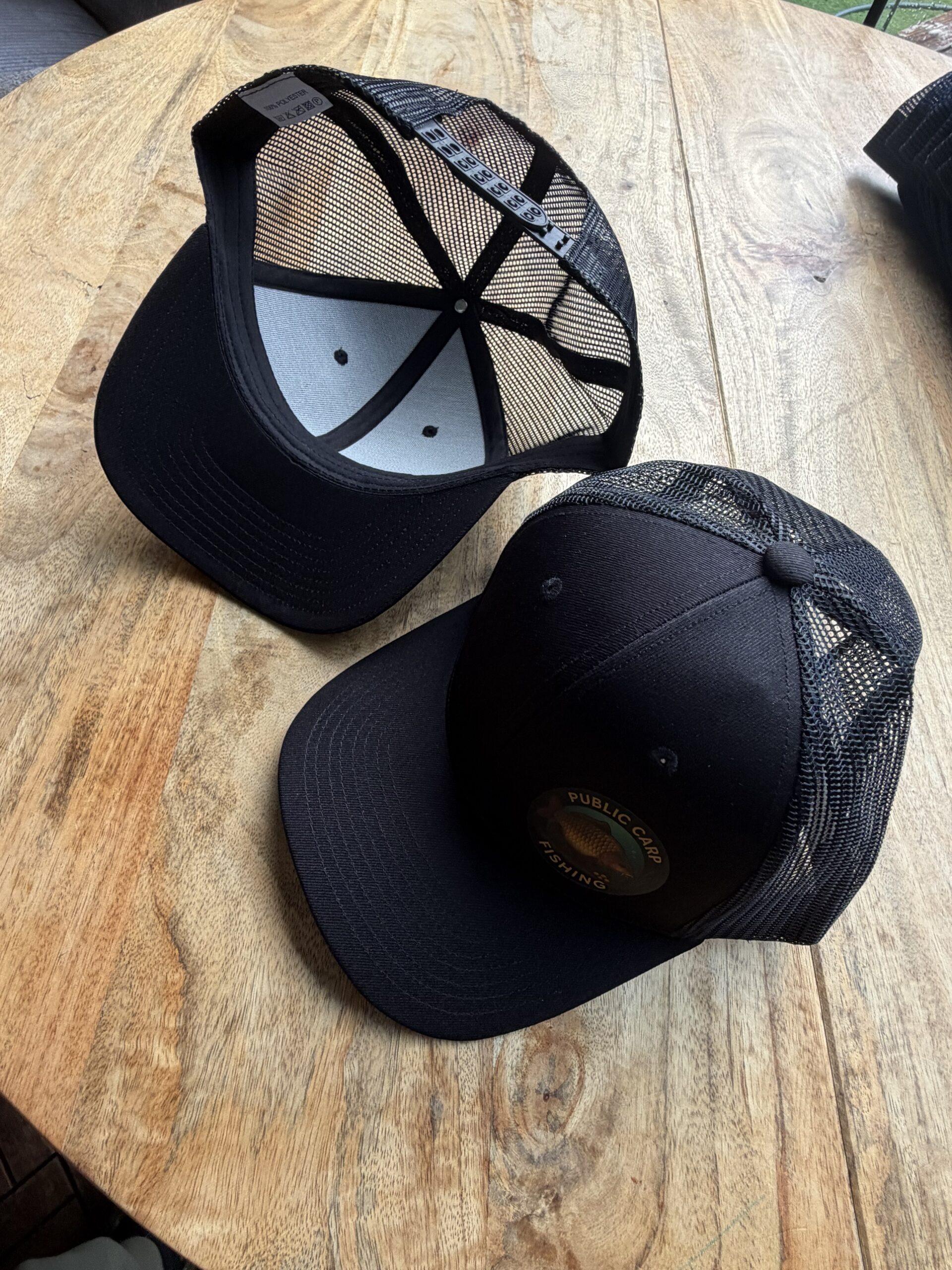 Public Carp Fishing pet - zwart model 1